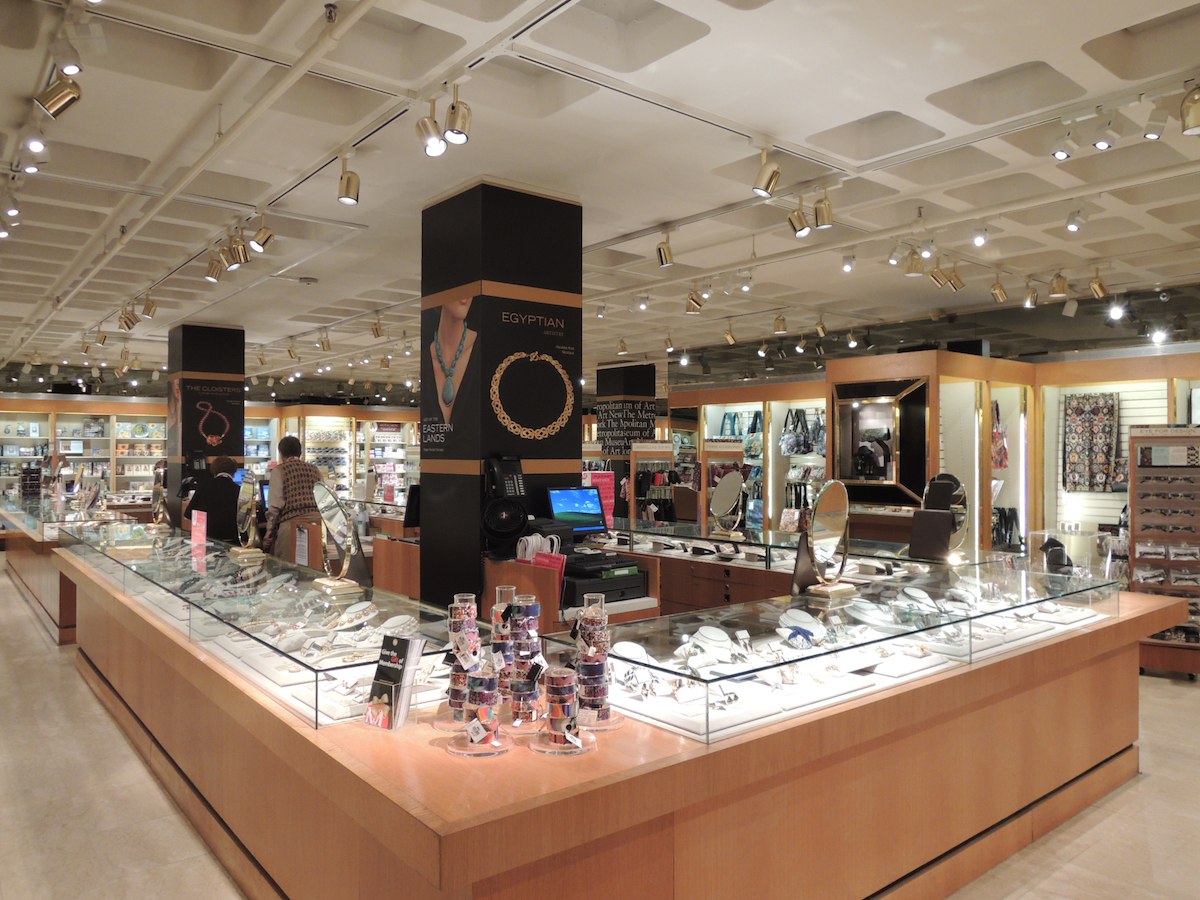 Der Hauptmuseumsshop des MET erstreckt sich über zwei Etagen und beherbergt Produkte zu der ständigen Sammlung sowie zu Sonderausstellungen. Der Shop ist direkt vom Foyer aus zugänglich. Fotos: Courtesy MET Store